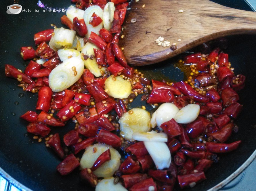干辣椒和花椒炒香(干辣椒和花椒炒香菇的功效)