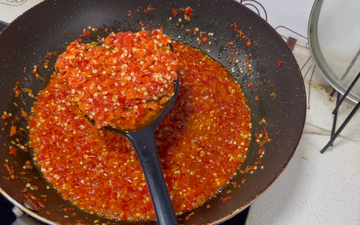 自制的辣椒酱怎么保存方法(自制辣椒酱可以保持久的方法)